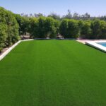 Césped artificial decorativo para piscina en Sevilla